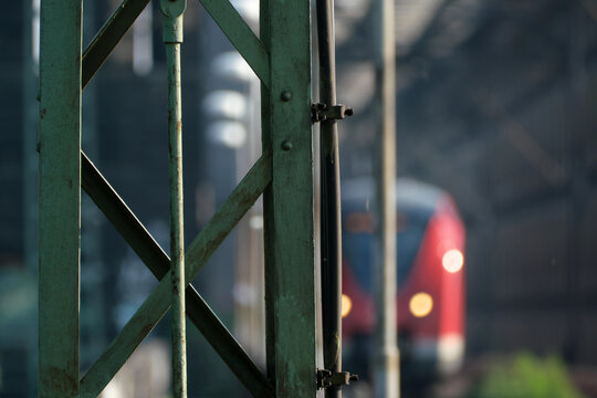Symbolbild Bahn mit Oberleitungsmast und Regionalbahn im Hintergrund - Stockfoto