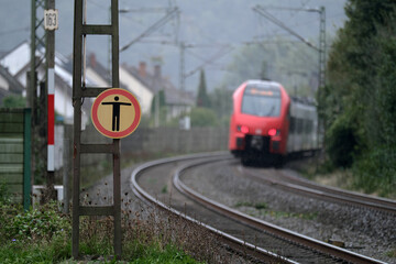Regenfoto von Regionalbahn in einer Kurve an Wohngebiet mit Lärmschutzwand - Stockfoto