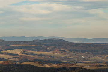 panorama wzgórz i lasów rozciągająca się ze szczytu góry