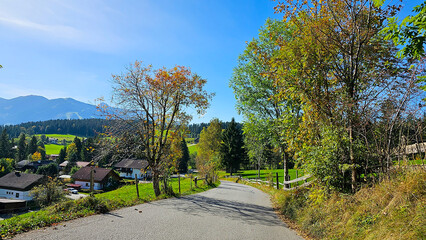 Herbstliche Landschaft mit Landstraße 