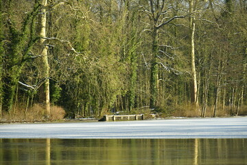 La balustrade en pierres du Grand Canal partiellement gelé au domaine d'Arenberg à Enghien 