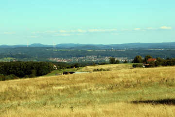 Fototapeta premium Aussicht ins Nordpfälzer Bergland in der Nähe des Ortes Eulenbis in der Verbandsgemeinde Weilerbach im Landkreis Kaiserslautern. Aussicht vom Premium-Wanderweg Teufelstour. 