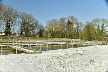 L'une des passerelles reliant la plate-forme flottante à l'étang du Moulin en hiver au domaine d'Arenberg à Enghien 