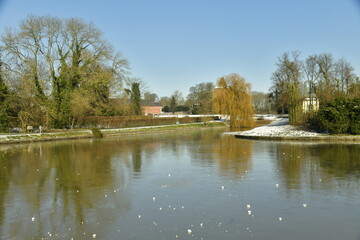 L'étang du Moulin sous un ciel clair en hiver au domaine d'Arenberg à Enghien 