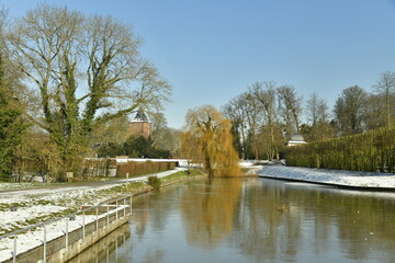 Obraz premium L'étang du Moulin sous un ciel clair en hiver au domaine d'Arenberg à Enghien 