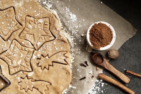 Weihnachtskekse backen - Spekulatius Teig aus Dinkel- und Mandelmehl und selbstgemachter Gew&uuml;rzmischung
