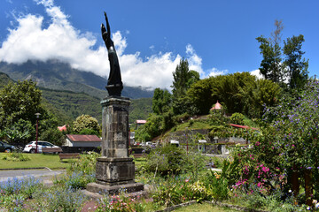 Statue vor blauem Himmel in Hell-Bourg, Salazie
