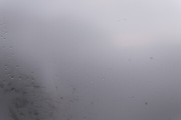 Fondo de lluvia y vaho.
Superficie de una gota de lluvia sobre un fondo transparente húmedo de vidrio.