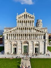 Fototapeta premium The famous architecture in Pisa city. Piazza del Duomo, Battistero di San Giovanni, Leaning Tower, Cattedrale di Pisa
