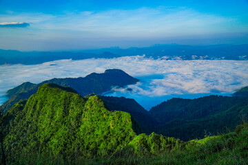 Obraz premium Breathtaking sunrise over mountain peaks nature landscape cloud cover scenic viewpoint adventure concept for nature enthusiasts