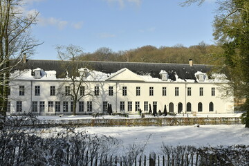 Le prieuré ,bâtiment principal de l'abbaye du Rouge-Cloître sous la neige dans un environnement...