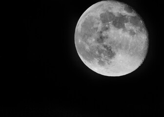 Luna llena en blanco y negro