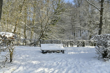 Banc sous la neige au domaine de l'abbaye du Rouge-Clo&icirc;tre &agrave; Auderghem (Bruxelles )