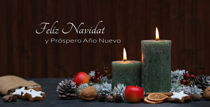 Tarjeta de felicitaci&oacute;n navide&ntilde;a: arreglo con velas verdes, estrellas de canela y ramas de pino. Feliz Navidad y pr&oacute;spero a&ntilde;o nuevo.