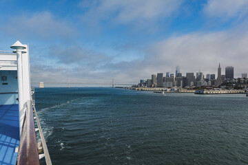 Obraz premium Breathtaking scenic panoramic view of San Francisco skyline, Alcatraz, Golden Gate Bridge and SFO Bay coast from outdoor deck of cruiseship cruise ship ocean liner