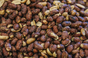 Obraz premium Delicious shelled pistachios grown in Gaziantep. The pistachios are waiting for their buyers on the counter.