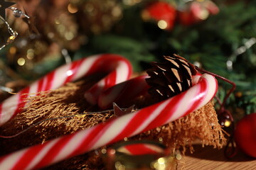 Bastones de caramelo con decoraci&oacute;n de navidad
