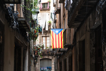 Eine Flagge der Estelada der Katalanischen Nationalisten in einer Gasse der Altstadt  in Barcelona,...