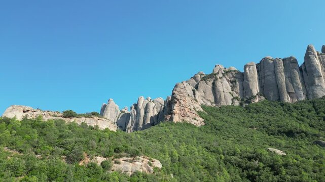 Vertical travelling along the rock formations of Montserrat in Catalonia - Travelling vertical le long des formations rocheuses de Montserrat en Catalogne