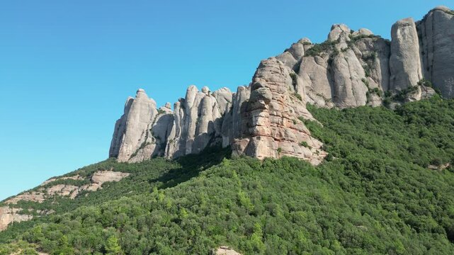 Vertical travelling along the rock formations of Montserrat in Catalonia - Travelling vertical le long des formations rocheuses de Montserrat en Catalogne