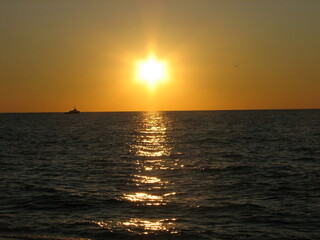 Obraz premium We are witnessing a beautiful sunset over the ocean from the pristine beach of Provincetown, Massachusetts 