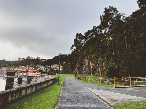 Puerto de San Esteban, also known as San Esteban de Pravia, is a picturesque coastal town located in the Asturias region of northern Spain. This charming port village is nestled where the Nal&oacute;n River 
