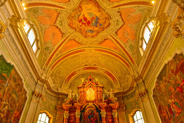 Obraz premium Innenansicht der Basilika der Heiligen Philippus und Jakobus in Cortina d’Ampezzo (Venetien, Italien)