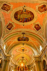 Obraz premium Innenansicht der Basilika der Heiligen Philippus und Jakobus in Cortina d’Ampezzo (Venetien, Italien)