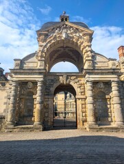 Obraz premium Gates of chateau de fontainebleau, coat of arms