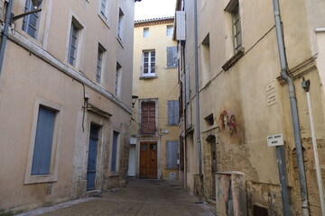 Rue pi&eacute;tonne, ville de Carpentras, d&eacute;partement du Vaucluse, France