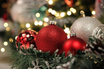 Obraz premium Red and white Christmas ornaments on a decorated tree