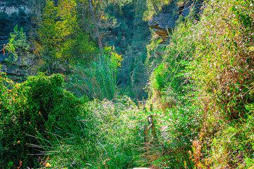 Bello paisaje en dirección al salto de la novia en cirat