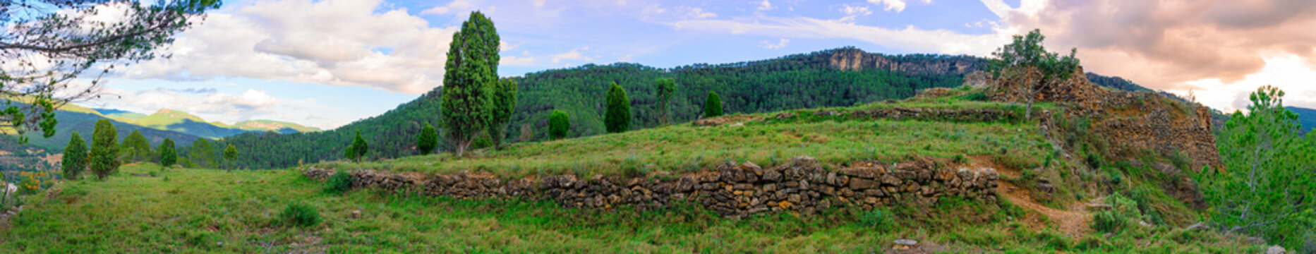 Antiguo castillo de cirat con vistas al aljibe