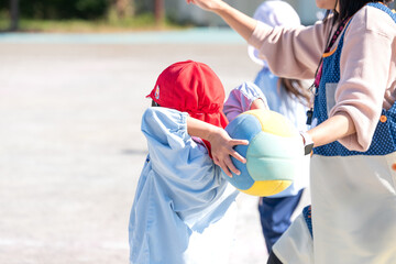 保育園の園庭でボール遊び