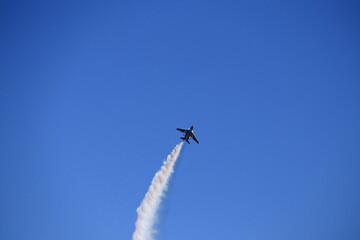 青空を飛ぶジェット機