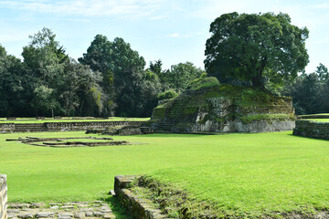 Plaza principal en las ruinas de Iximché, destino turístico para vacacionar en Guatemala.