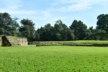 Escalones de piedra y área verde en las ruinas de Iximché, departamento de Chimaltenango, Guatemala.