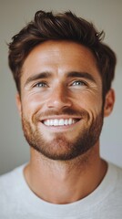 Obraz premium Smiling young man with brown hair and a friendly demeanor