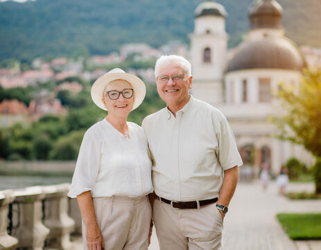 Zdjęcie pary senior&oacute;w z podr&oacute;ży