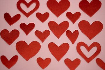 Fondo de corazones rojos acomodados en toma cenital