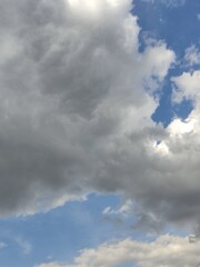 Obraz premium Beautiful dark gray sky with cloudsHermoso cielo gris oscuro con nubes(9756).