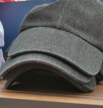 Colorful caps, the set of impressive accessories Gorras coloridas,&nbsp; el conjunto de accesorios impresionantes&nbsp;(9838)