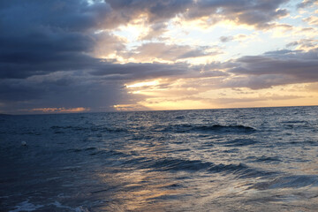 美しい夕焼け空と海