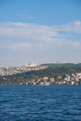 Obraz premium Experience the stunning view of Istanbuls mosque and captivating cityscape by the water