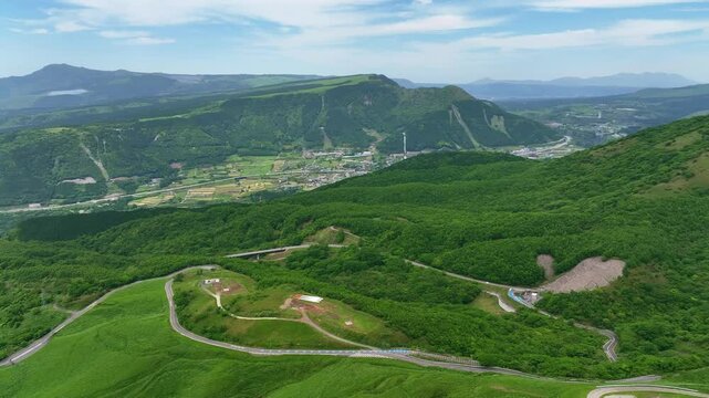 空撮、風景、景色、自然、丘陵、草原、森林、ドローン、俯瞰、パノラマ、ハイアングル、展望、鳥瞰図、上から見た、見下ろす、地平線、景観、環境、エコロジー、エコシステム、SDGs、サステナビリティ、地球環境、環境保護、気候変動、サステナブル、持続可能な開発目標、グリーントランスフォーメーション、GX、ESG投資、CSR、TCFD、道路、丘、丘陵地帯、山地、山林、新緑、春、夏、植物、グリーン、谷、迫力、野