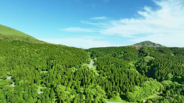 景色、風景、空撮、高原、谷間、草原、青空、自然、大地、大自然、グリーン、環境、ドローン、丘陵、平原、展望、パノラマ、丘、地平線、景観、俯瞰、ハイアングル、新緑、エコロジー、エコシステム、地球環境、環境保護、気候変動、サステナブル、SDGs、持続可能な開発目標、サステナビリティ、グリーントランスフォーメーション、GX、SX、ESG投資、CSR、TCFD、高地、脱炭素社会、グリーンカーボン、地球、前進