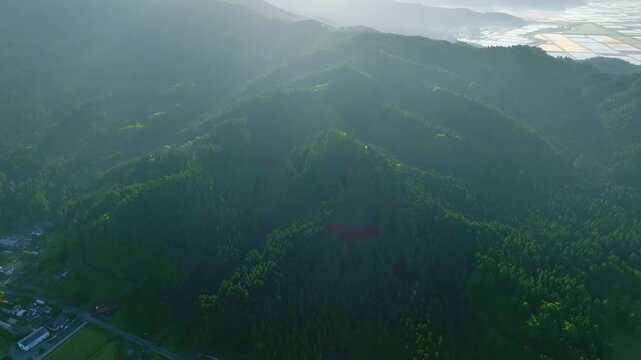 空撮、景色、風景、大地、自然、環境、ドローン、壮大、絶景、森林、山林、丘、丘陵地帯、高地、高原、崖、山野、裾野、青空、新緑、グリーン、エコロジー、エコシステム、地球環境、環境保護、気候変動、サステナブル、SDGs、持続可能な開発目標、サステナビリティ、俯瞰、ハイアングル、展望、パノラマ、見下ろす、地平線、景観、冒険、迫力、山岳、日本、観光、旅行、ダイナミック、都市、街、農村、山嶺、丘陵、鳥瞰図