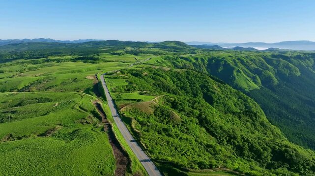空撮、風景、景色、道路、高原、平原、ドローン、自然、旅行、環境、グリーン、SDGs、サステナビリティ、青空、パノラマ、展望、地平線、俯瞰、ハイアングル、上から見た、見下ろす、景観、迫力、絶景、台地、大地、新緑、エコロジー、エコシステム、地球環境、環境保護、気候変動、サステナブル、持続可能な開発目標、グリーントランスフォーメーション、GX、SX、ESG投資、CSR、高地、山地、ダイナミック、地球、草