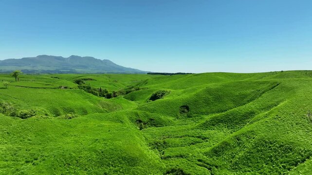 空撮、風景、景色、牧場、高原、草原、自然、環境、俯瞰、大自然、大地、ドローン、丘陵、地平線、景観、迫力、絶景、青空、新緑、グリーン、エコロジー、エコシステム、地球環境、環境保護、気候変動、サステナブル、SDGs、持続可能な開発目標、サステナビリティ、グリーントランスフォーメーション、GX、SX、ESG投資、CSR、TCFD、高地、ハイアングル、展望、パノラマ、道路、牧草地、日本、緑地、平原、冒険、