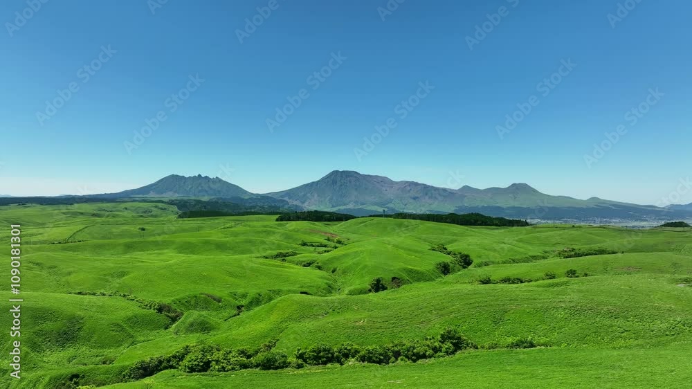 Poster 空撮、風景、景色、道路、牧場、高原、自然、環境、俯瞰、絶景、ドローン、大地、大自然、草原、丘陵、新緑、グリーン、エコロジー、エコシステム、地球環境、環境保護、気候変動、サステナブル、SDGs、持続可能な開発目標、サステナビリティ、ESG投資、CSR、高地、山地、ハイアングル、展望、パノラマ、鳥瞰図、上から見た、見下ろす、地平線、景観、迫力、遠景、pov、谷間、台地、牧草地、春、夏、日本、旅行、観光